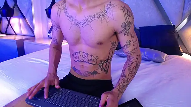 Enzo Hunter online show from October 2025 04:01:01 AM
