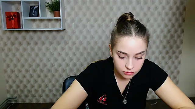 Snapshot of _MillaDellf_ chatting on November 2025 09:57:02 AM MillaDellf online show from November 2025 09:57:02 AM