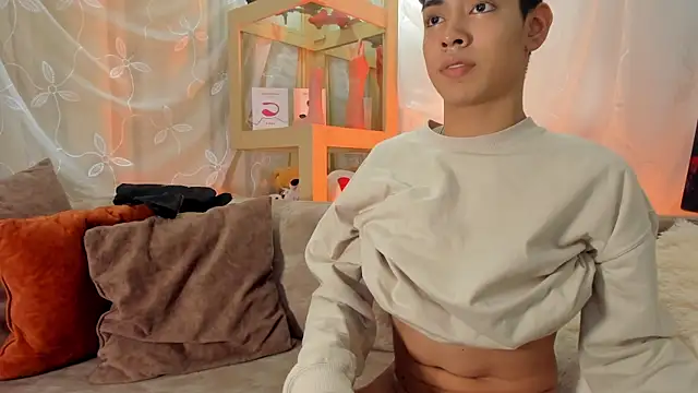 LoganTwink18 online show from April 2026 11:06:01 PM