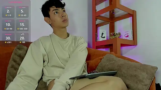 LoganTwink18 online show from October 2025 01:03:01 PM