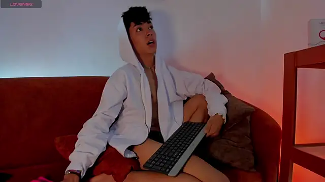 LoganTwink18 online show from October 2025 12:51:02 PM