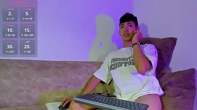 LoganTwink18 online show from October 2025 01:24:01 AM