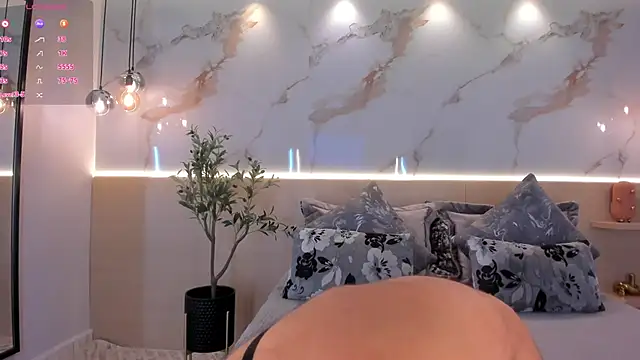 isabellasouza online show from September 2025 12:00:02 PM