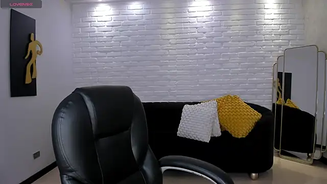 Snapshot of SophieHouston_ chatting on December 2025 04:39:02 AM SophieHouston online show from December 2025 04:39:02 AM