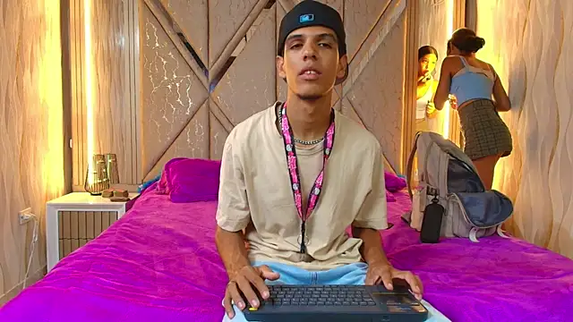 Snapshot of Hotcouple_222 chatting on November 2025 07:45:01 AM Hotcouple 222 online show from November 2025 07:45:01 AM