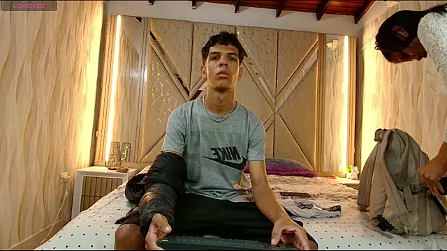 Snapshot of Hotcouple_222 chatting on December 2025 07:22:01 AM Hotcouple 222 online show from December 2025 07:22:01 AM