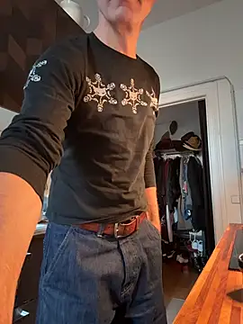 Snapshot of SexyLeon8 chatting on November 2025 07:02:01 AM SexyLeon8 online show from November 2025 07:02:01 AM