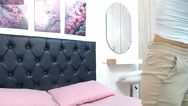 pinky f00x online show from March 2026 07:15:01 PM