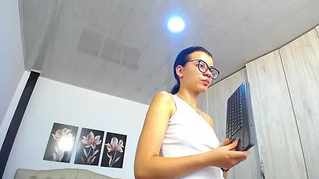 pinky f00x online show from March 2026 07:21:01 PM