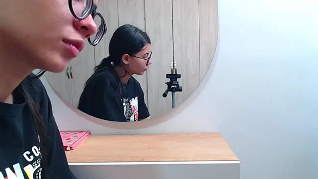 pinky f00x online show from March 2026 07:40:01 PM