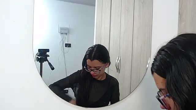 pinky f00x online show from November 2025 08:57:01 PM