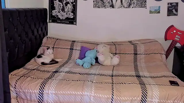 chloe kisses online show from September 2025 11:08:02 AM