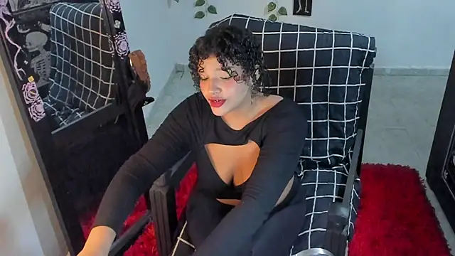 chloe kisses online show from October 2025 11:33:01 AM