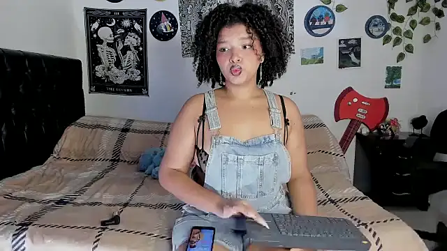 chloe kisses online show from September 2025 10:15:01 AM