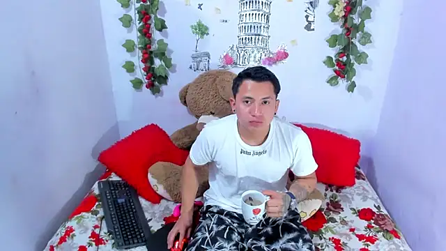 NataliaAndJulliam online show from November 2025 04:56:01 AM