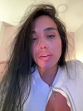 Snapshot of Bella__Wood chatting on June 2026 09:26:01 PM Bella Wood online show from June 2026 09:26:01 PM