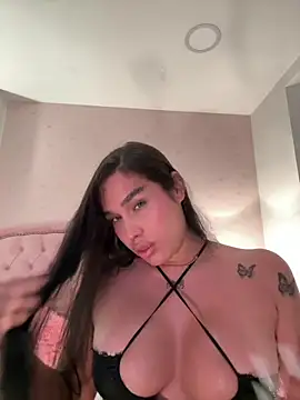 Snapshot of Bella__Wood chatting on June 2026 10:07:01 PM Bella Wood online show from June 2026 10:07:01 PM