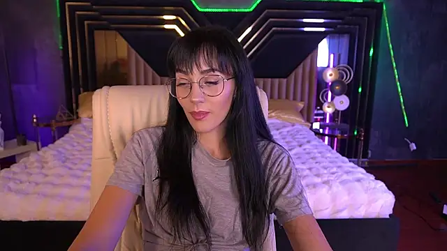 EviLune online show from November 2025 08:24:01 PM