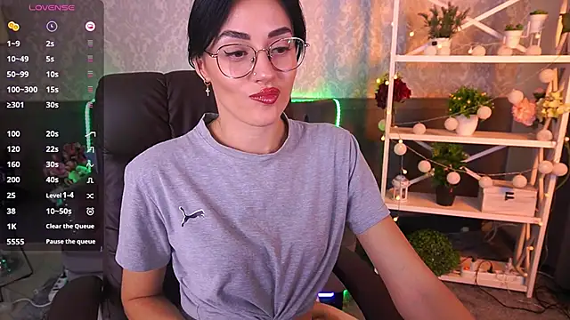 EviLune online show from October 2025 06:35:02 AM