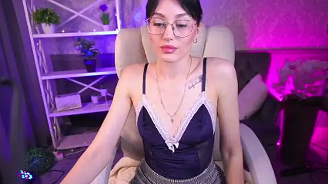 EviLune online show from March 2026 06:15:02 AM