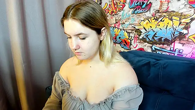 Julia Jips online show from October 2025 01:03:02 AM