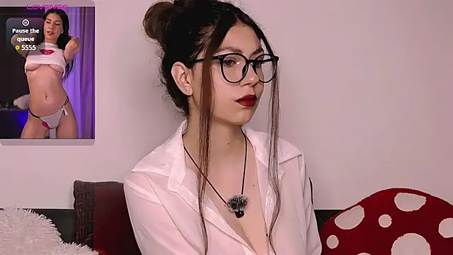 Snapshot of M1kaylaRaven chatting on October 2025 03:28:01 AM M1kaylaRaven online show from October 2025 03:28:01 AM