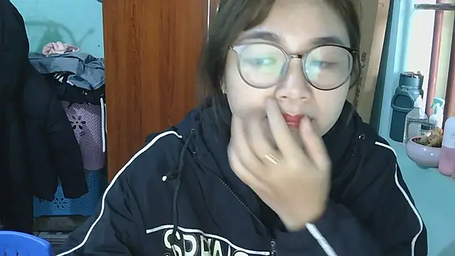 Snapshot of Uhem112 chatting on December 2025 01:00:01 AM Uhem112 online show from December 2025 01:00:01 AM