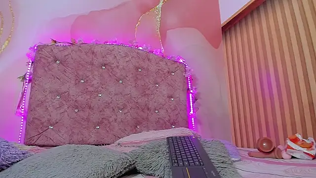 violet taylor  online show from December 2025 02:27:01 AM