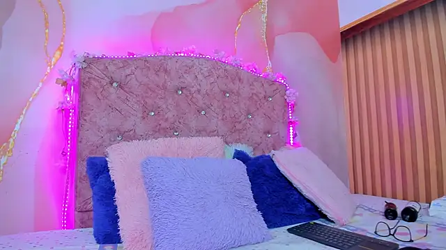 violet taylor  online show from September 2025 02:21:02 AM