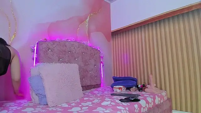 violet taylor  online show from November 2025 02:28:02 AM