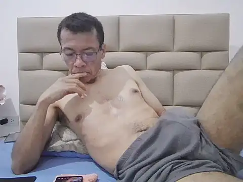 Snapshot of skinnylatino51 chatting on November 2025 01:21:02 AM skinnylatino51 online show from November 2025 01:21:02 AM