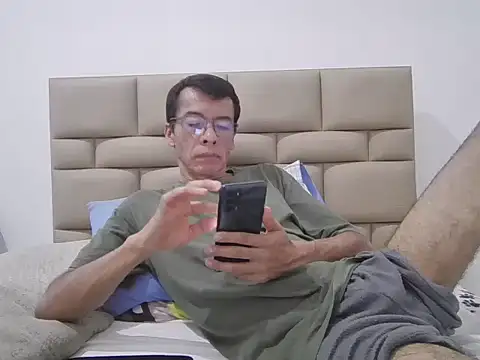 Snapshot of skinnylatino51 chatting on September 2025 12:27:01 AM skinnylatino51 online show from September 2025 12:27:01 AM