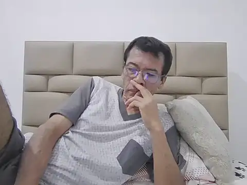 Snapshot of skinnylatino51 chatting on February 2026 01:24:02 AM skinnylatino51 online show from February 2026 01:24:02 AM