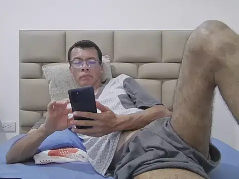 Snapshot of skinnylatino51 chatting on November 2025 12:43:02 AM skinnylatino51 online show from November 2025 12:43:02 AM