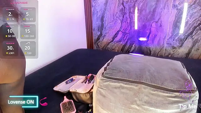 MiiaaCollinss online show from December 2025 04:06:01 PM