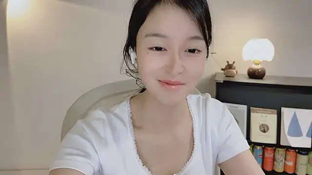 Snapshot of Onechestnut chatting on April 2026 06:14:01 AM Onechestnut online show from April 2026 06:14:01 AM