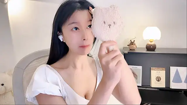 Snapshot of Onechestnut chatting on October 2025 06:34:01 AM Onechestnut online show from October 2025 06:34:01 AM