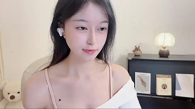 Onechestnut online show from October 2025 11:17:01 PM