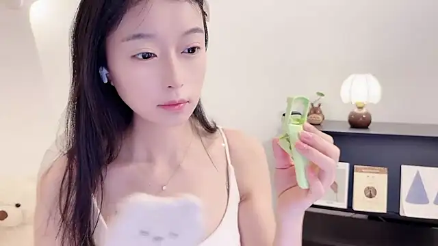 Snapshot of Onechestnut chatting on November 2025 06:28:02 AM Onechestnut online show from November 2025 06:28:02 AM