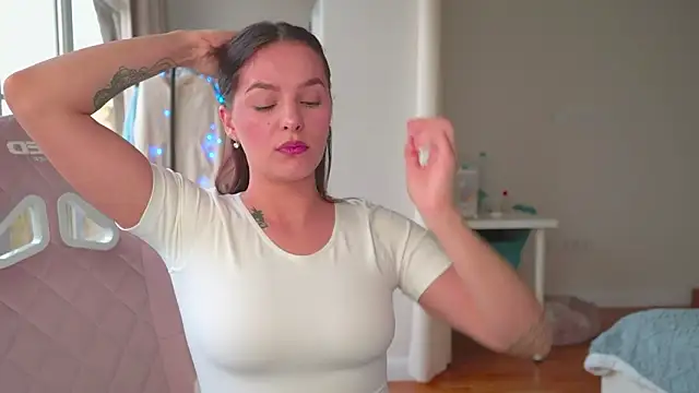 EwelynScott online show from November 2025 07:00:02 AM