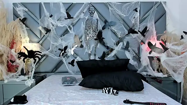 Milan LewisS online show from October 2025 12:15:01 PM