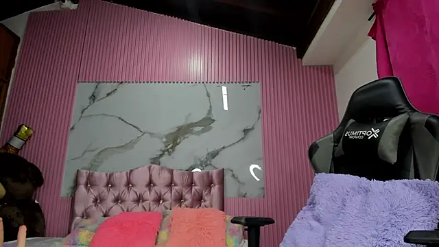 Snapshot of Mindy_19 chatting on November 2025 10:52:02 AM Mindy 19 online show from November 2025 10:52:02 AM