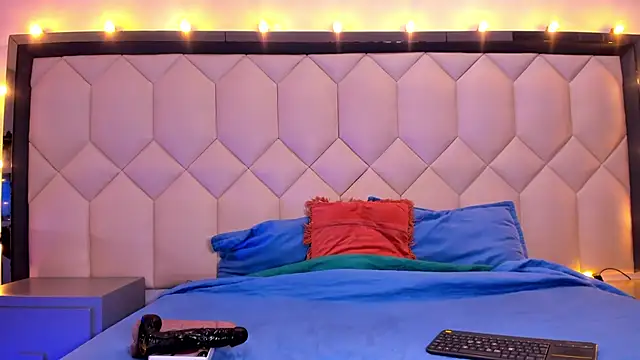 Scarletbigbug online show from October 2025 03:13:02 PM