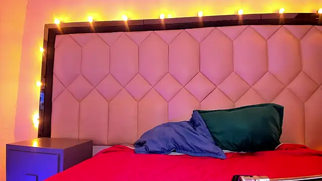 Scarletbigbug online show from September 2025 06:36:01 PM