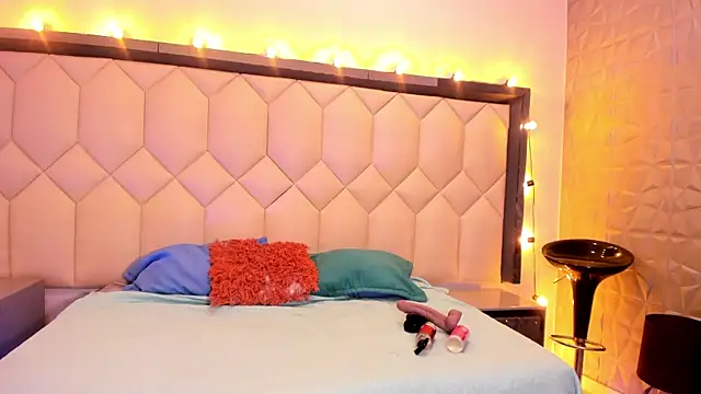 Scarletbigbug online show from September 2025 06:35:01 PM