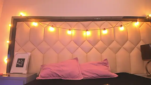 Scarletbigbug online show from February 2026 11:53:02 AM