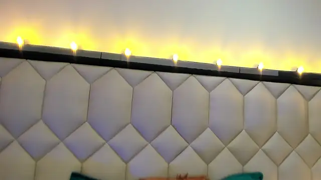 Scarletbigbug online show from November 2025 06:34:02 PM