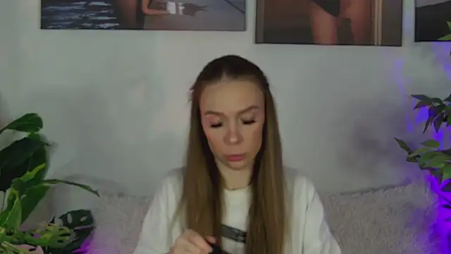 AlysonHuxley  online show from April 2026 07:15:01 PM