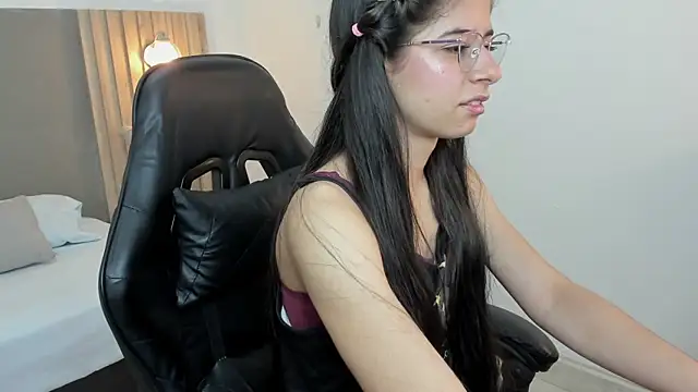 Snapshot of carlina_15 chatting on October 2025 12:17:01 PM carlina 15 online show from October 2025 12:17:01 PM