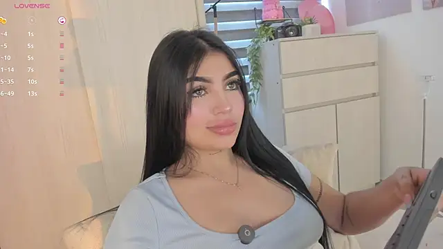 EmmyKenner online show from October 2025 11:42:01 AM